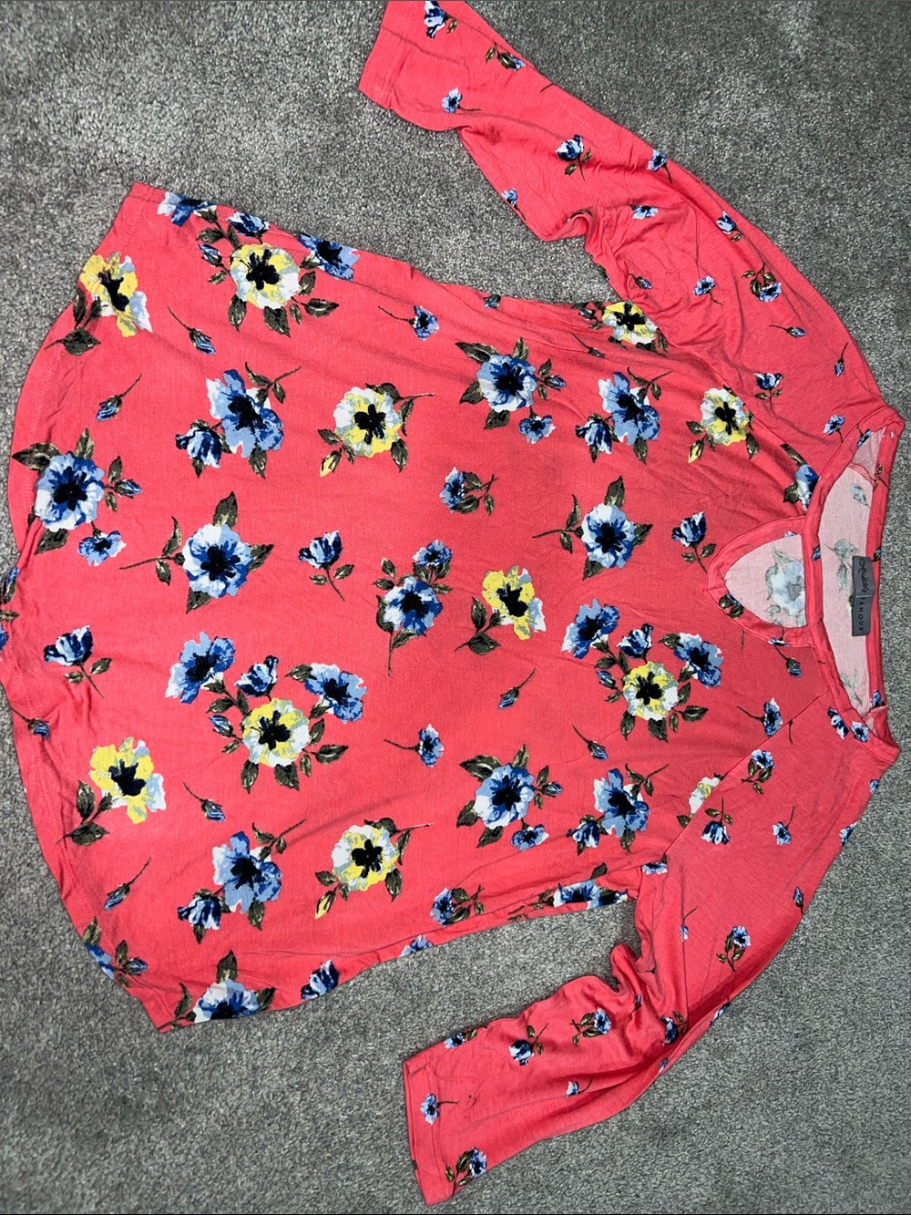 Absolutely Famous Women’s Floral Top Large Coral Pink Blue Flowers 3/4 Sleeve